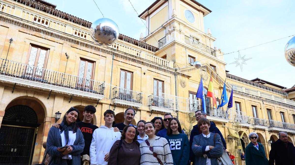 Los turistas llenan Oviedo en busca del "espíritu navideño": "La ciudad está preciosa"
