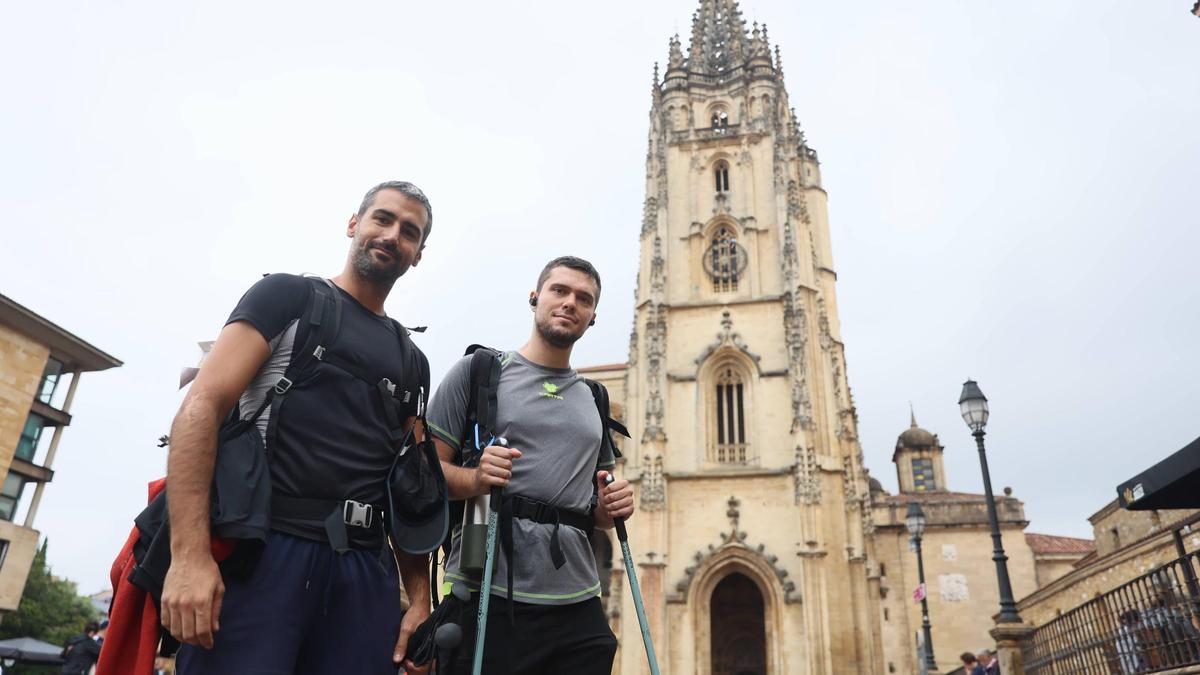 Peregrinos posando junto a la Catedral de Oviedo.