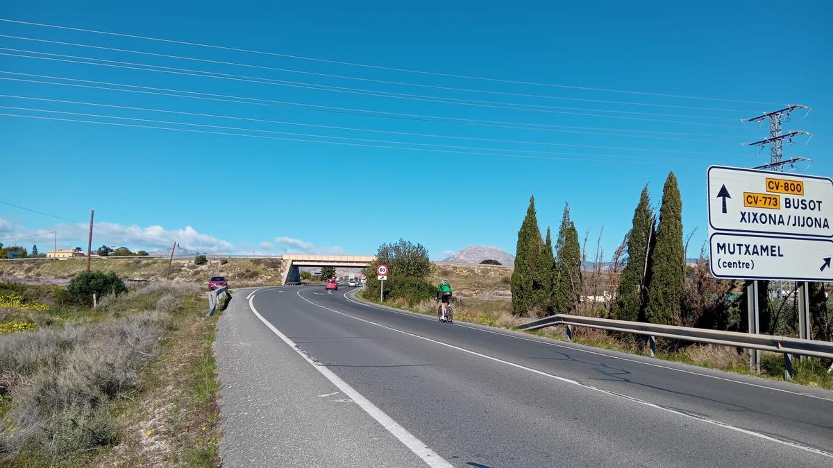 La CV-800 y, al fondo, el puente que será demolido