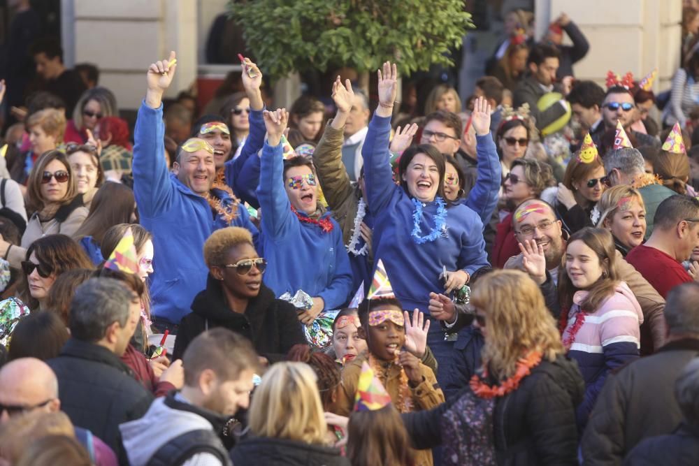 Más de 3.000 personas entre niños y mayores adelantan la entrada al 2019 en la plaza del Ayuntamiento