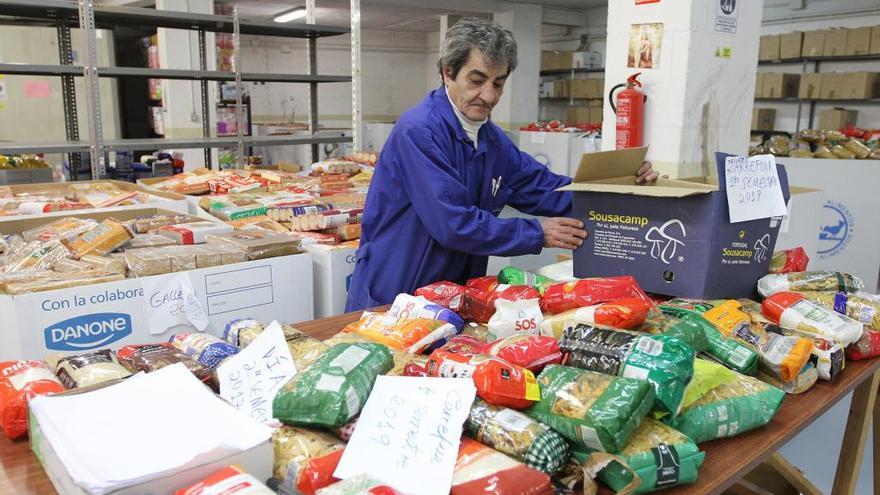 Uno de los voluntarios del Banco de Alimentos, organizando la comida recogida. // I.O.