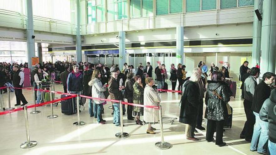 Decenas de usuarios hacen cola para presentar reclamaciones, el pasado sábado 4, en el aeropuerto de Asturias.