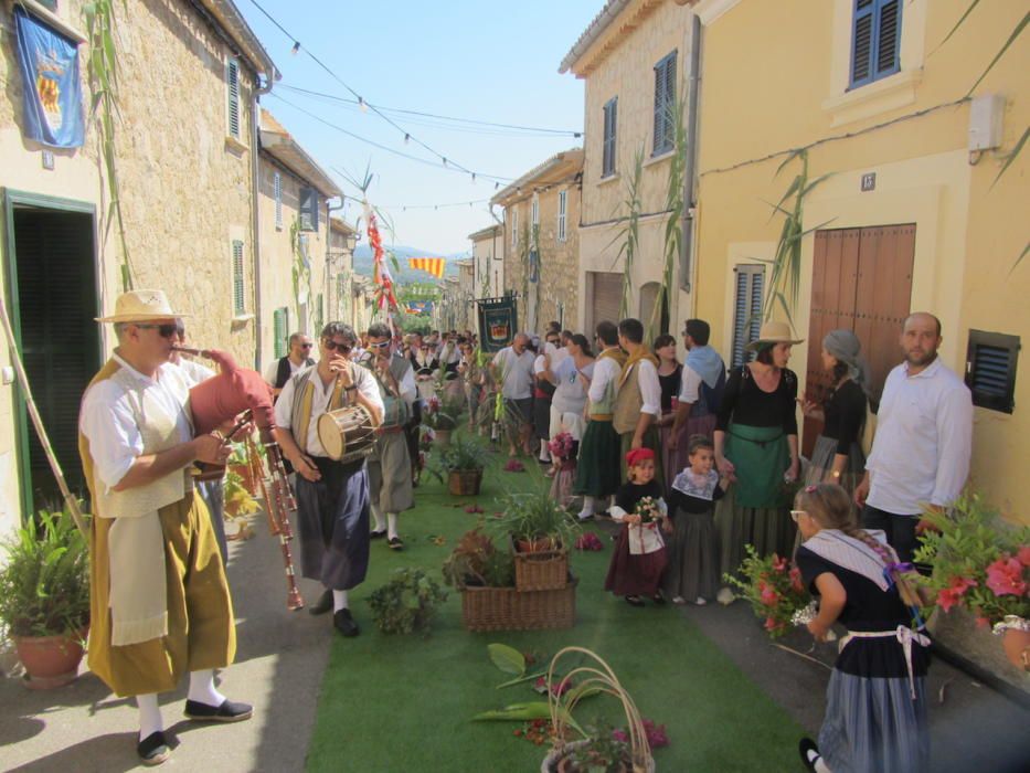 El Fadrí Major de Moscari corteja a las solteras en honor a la patrona Santa Anna