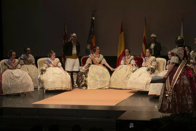 Emotiva despedida de Julia y Teresa como falleras mayores de Sagunt