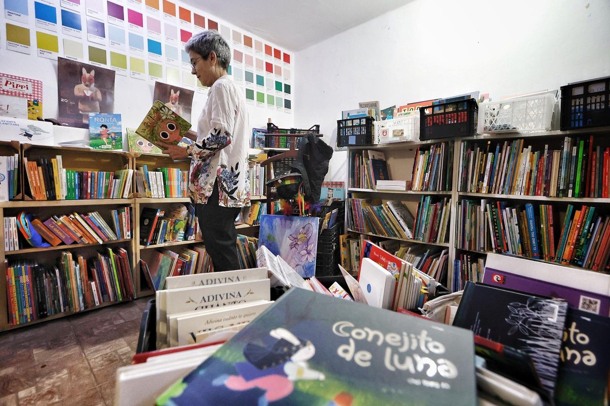Mase Legarza en la zona infantil de la Librería de Mujeres.