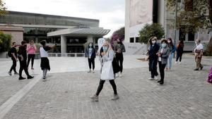 Turistas paseando por la acrópolis griega.