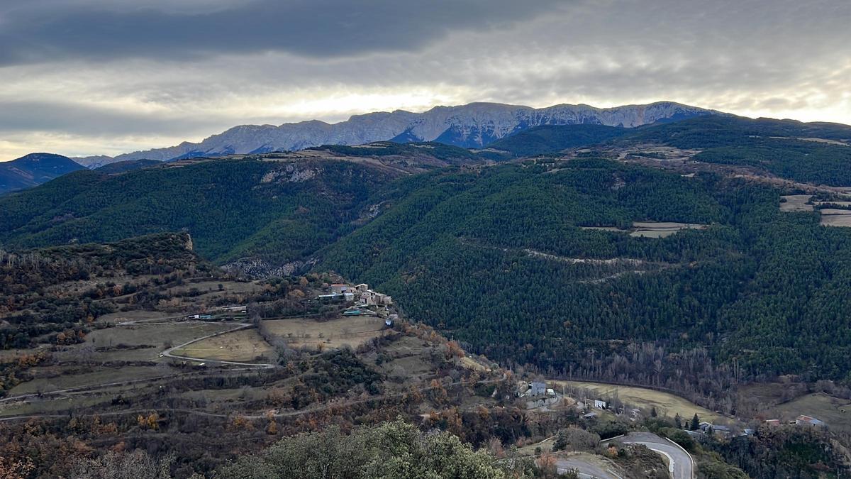 La serra del Cadí i el municipi d'Alàs i Cerc (Alt Urgell) vistos des del mirador d'Estamariu (Alt Urgell)