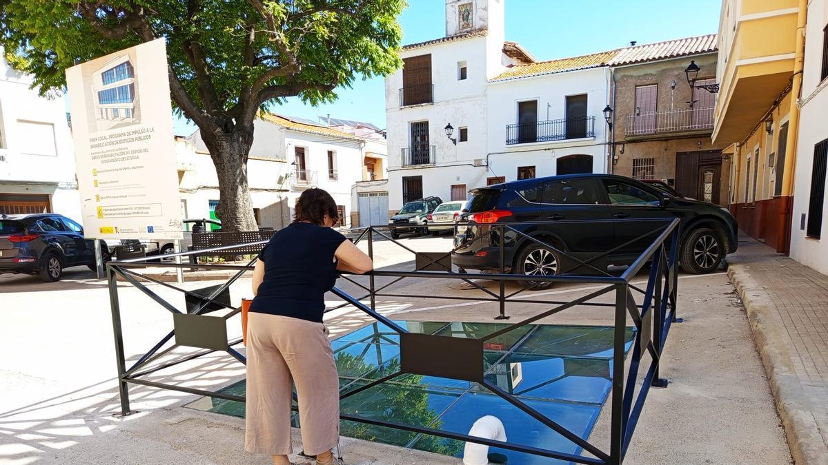 Una vecina asomada para ver la cisterna.