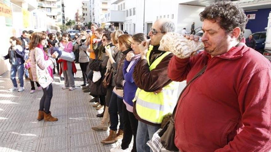 Los padres, durante la cacerolada de protesta ayer a las dos, a la salida de los niños del colegio.