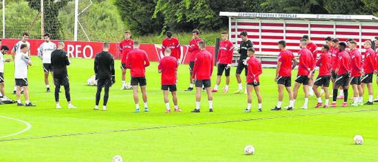 Los jugadores del Sporting, durante la charla previa al entrenamiento. | Juan Plaza