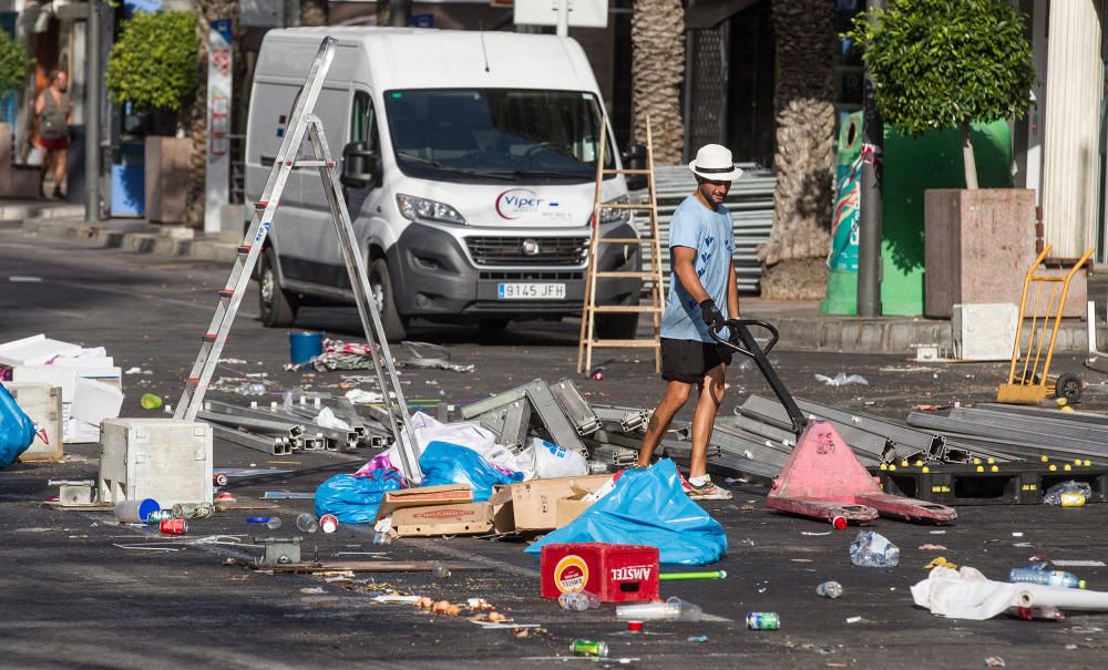 Las calles de Alicante se recuperan poco a poco de las fiestas