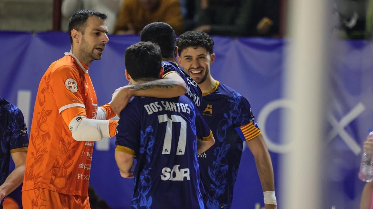 Fede da indicaciones a sus compañeros mientras celebran un gol.