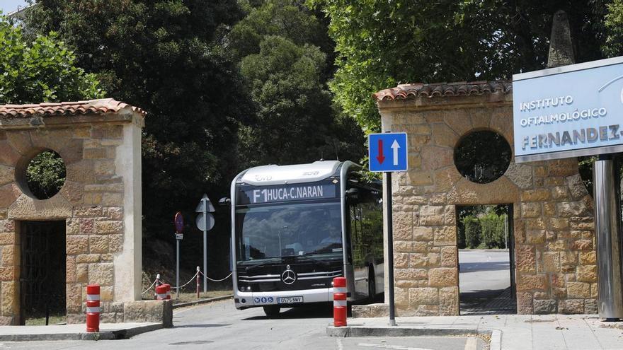 Los autobuses eléctricos ya acceden al Hospital Monte Naranco tras el desmontaje del arco de  acceso al recinto