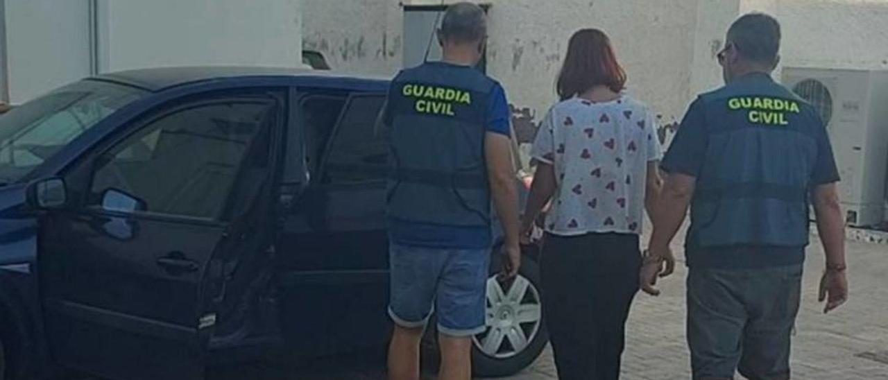 La Guardia Civil traslada a una de las dos detenidas. | INFORMACIÓN