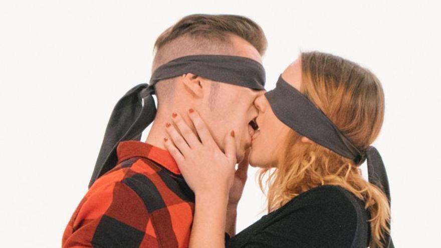 &#039;Kiss Bang Love&#039;: Besos a ciegas en DKiss