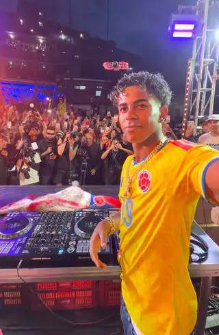 Lamine Yamal se estrena como cantante en la Comuna 13 y enloquece a Medellín