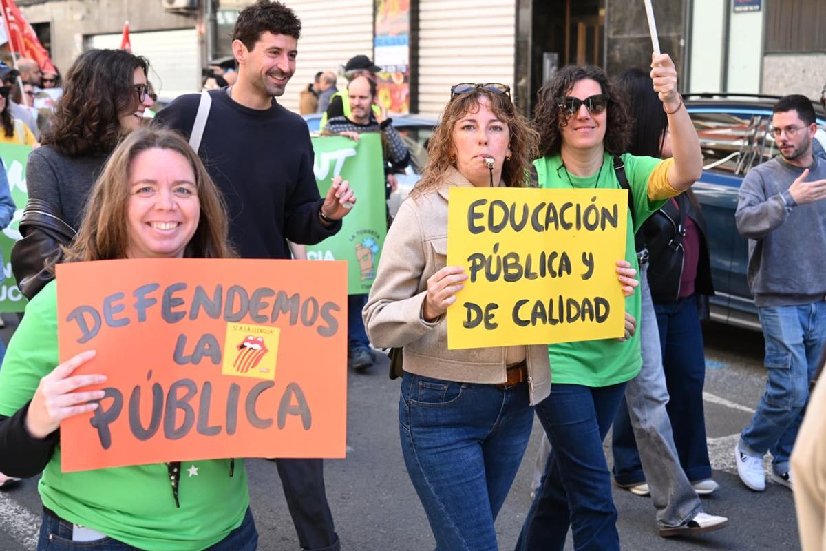 "Las maestras luchando también estamos enseñando", la educación pública se manifiesta en Elche
