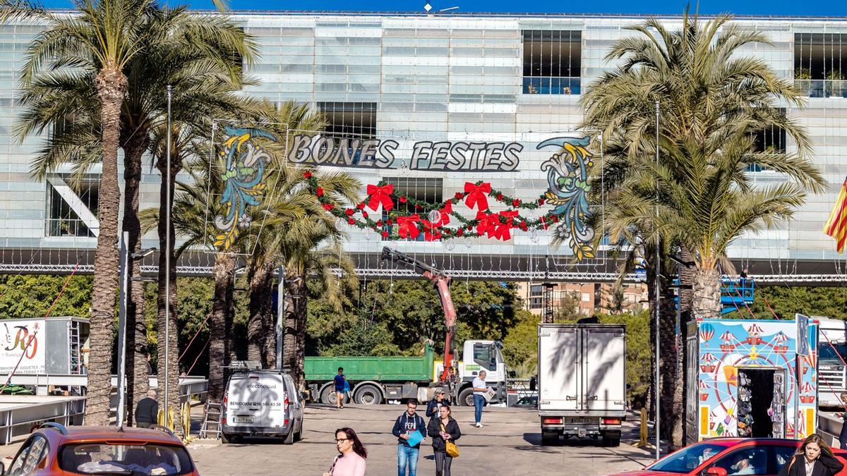 El montaje de los elementos de Navidad en la plaza del Ayuntamiento de Benidorm.