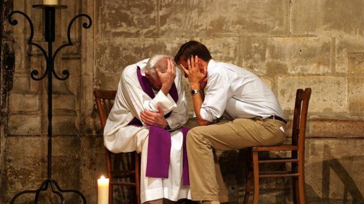 Confesión en una iglesia.