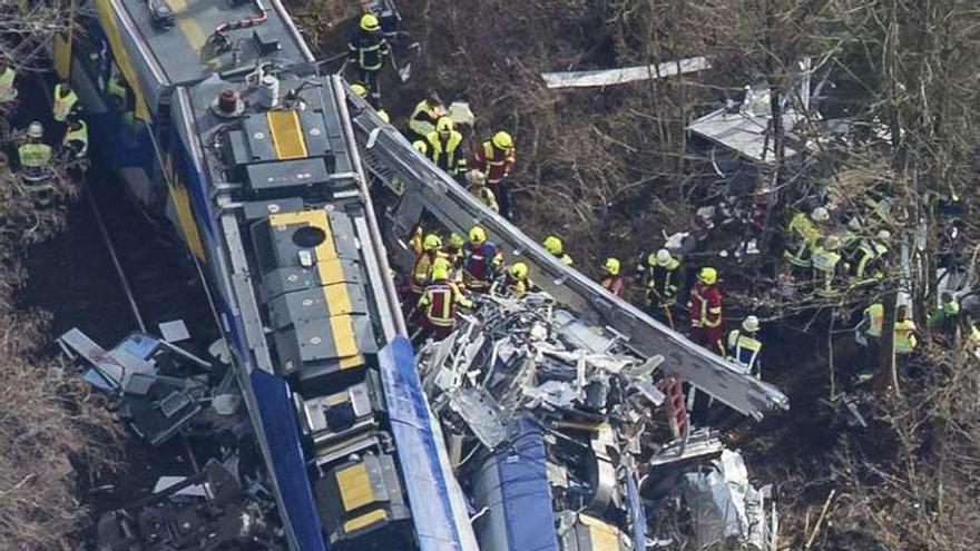 Diez muertos y un centenar de heridos al chocar dos trenes en el sur de Alemania