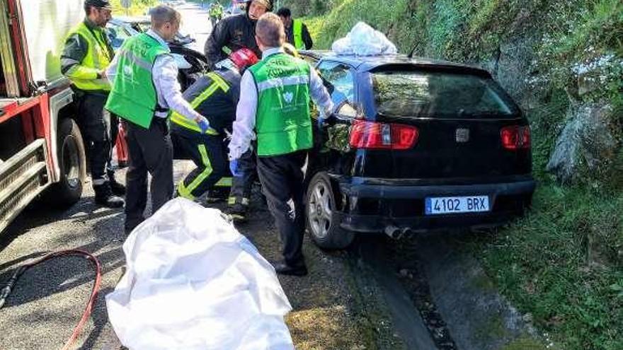 Servicios de emergencia y forenses en el coche del fallecido. // GC