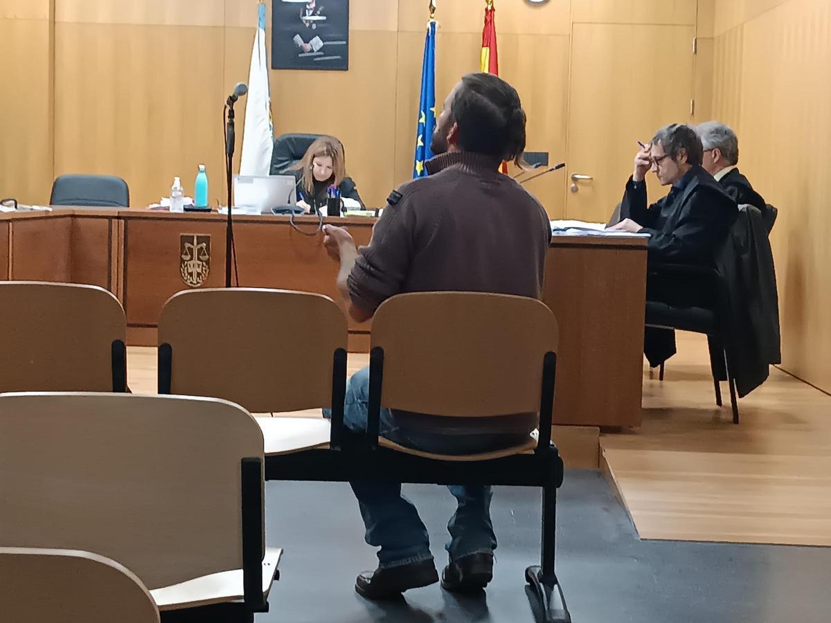 El acusado se expresó con lenguaje de signos y la intérprete puso voz a sus gestos.