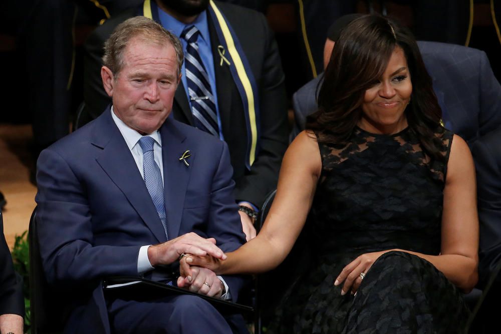 Obama ha participado, junto a su esposa y el expresidente George W. Bush, en el homenaje a los cinco policías asesinados.