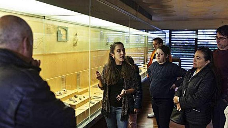 Asistentes a la visita &quot;Qué la tierra te sea leve&#039; en el Museo de Zamora.