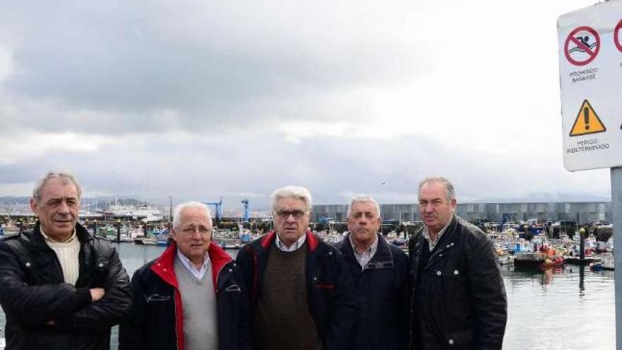 Algunos de los afectados que promueven la plataforma, ayer en el puerto de Cangas. // Gonzalo Núñez