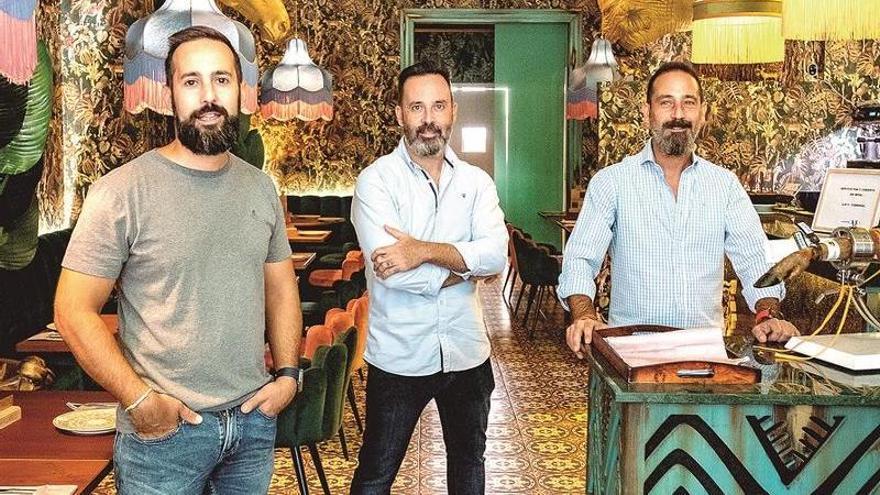 Juan Antonio Durán y sus socios, en restaurante Indomable (Badajoz).