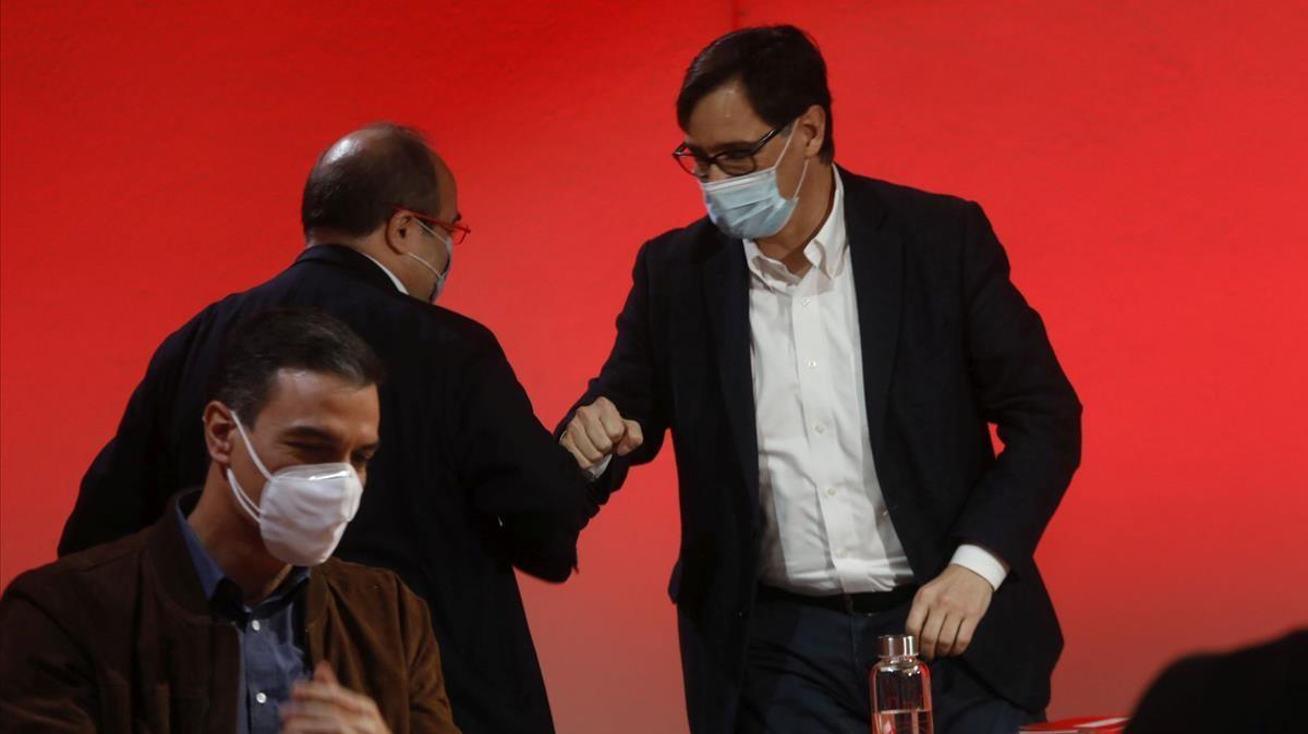 Miquel Iceta saluda a Salvador Illa durante el Comite Central del PSOE, en Barcelona, el 23 de enero.