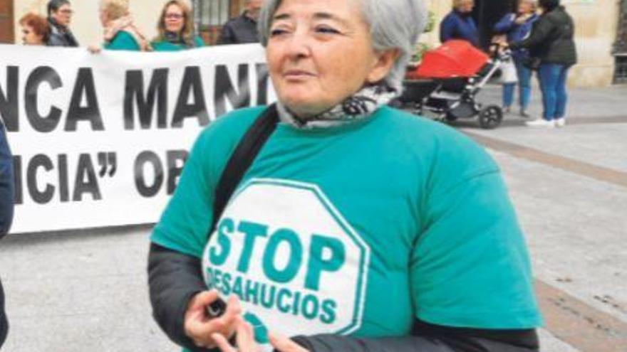 Gloria Marín, la portavoz de la PAH Elche, durante una protesta en el centro.