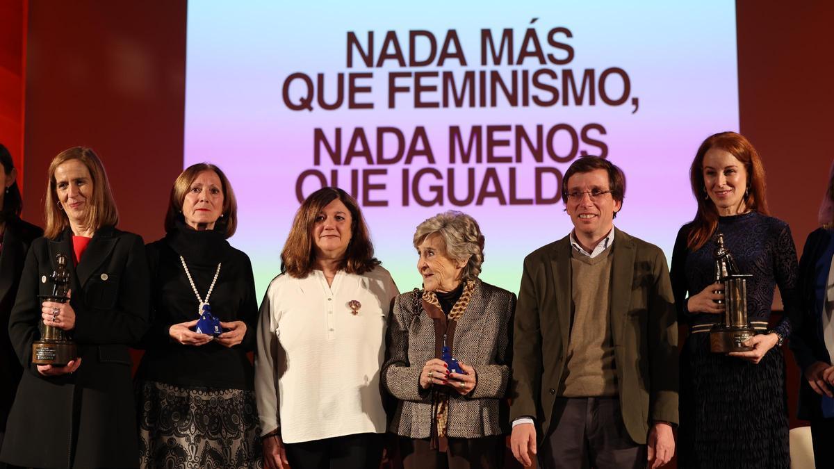El alcalde de Madrid, José Luis Martínez-Almeida, con las premiadas por el Ayuntamiento en el Día de la Mujer.