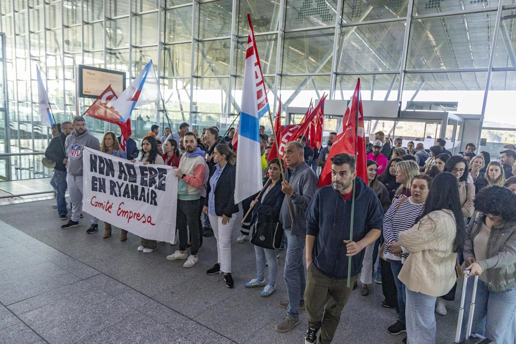 Lostrabajadores de Ryanair se concentran en Lavacolla protestando por el ERE al que se ven  abocados