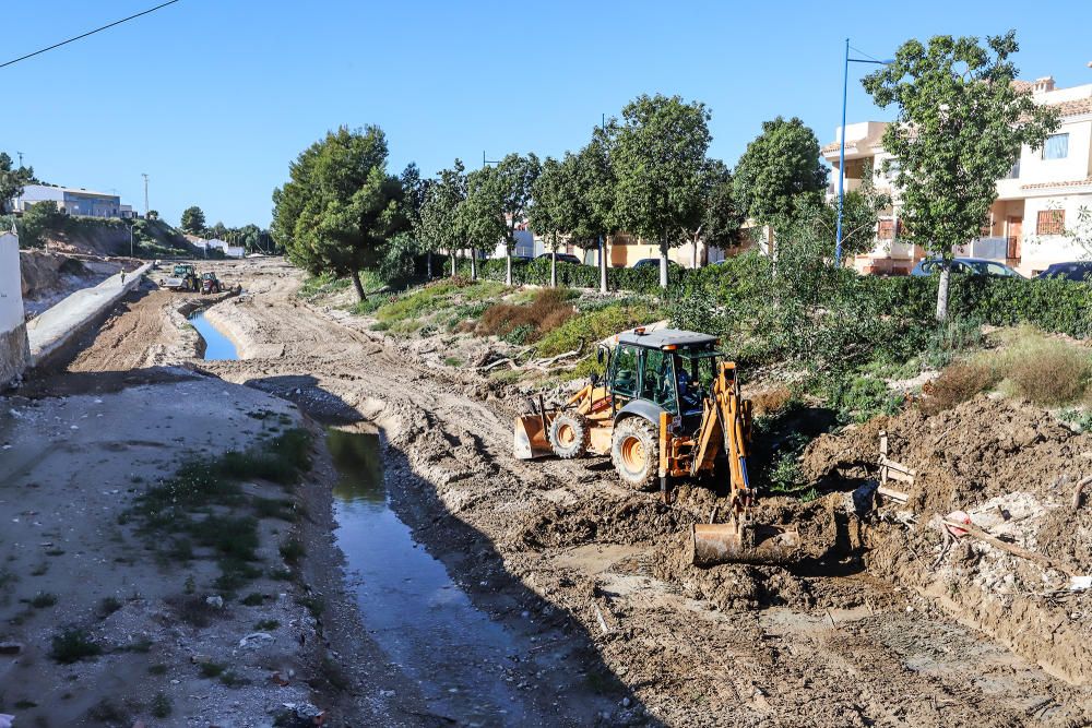 Visita a las zonas más afectadas por la DANA de septiembre en la Vega Baja por parte de expertos que diseñarán las defensas de la comarca frente a futuras a avenidas