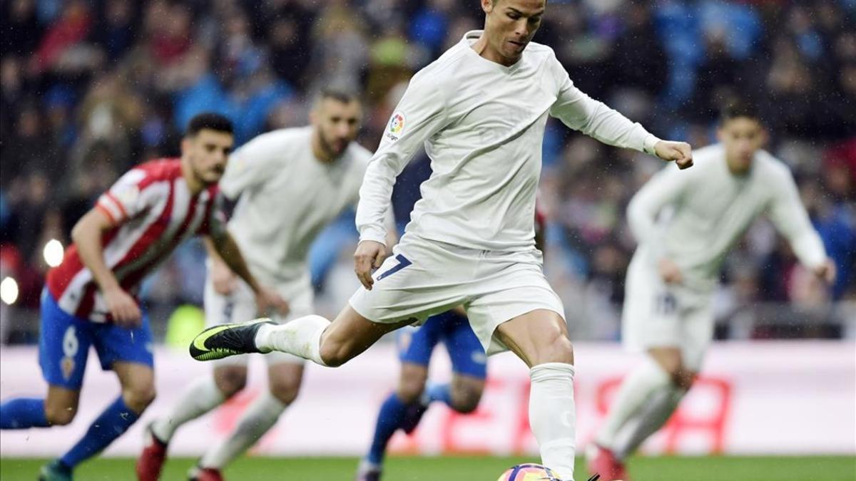 Cristiano Ronaldo lanza el penalti con el que marcó el primer gol al Sporting