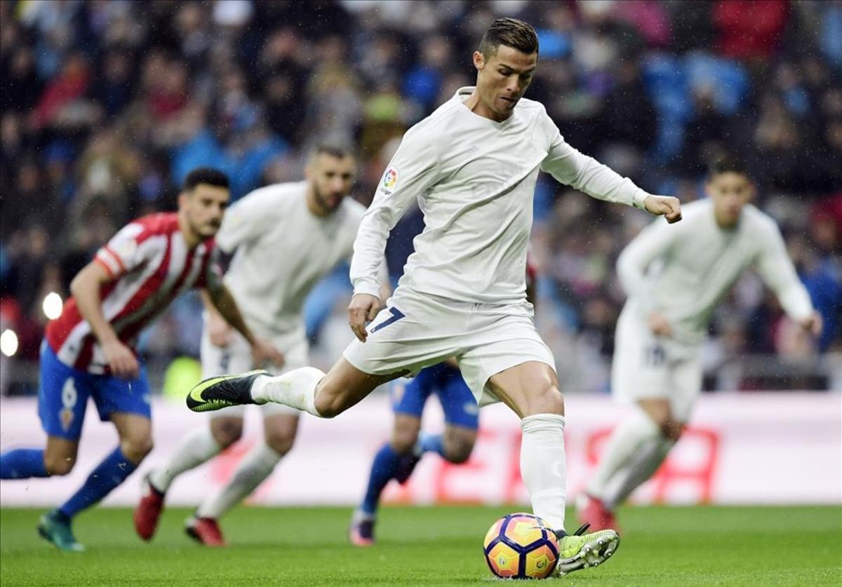Cristiano Ronaldo lanza el penalti con el que marcó el primer gol al Sporting