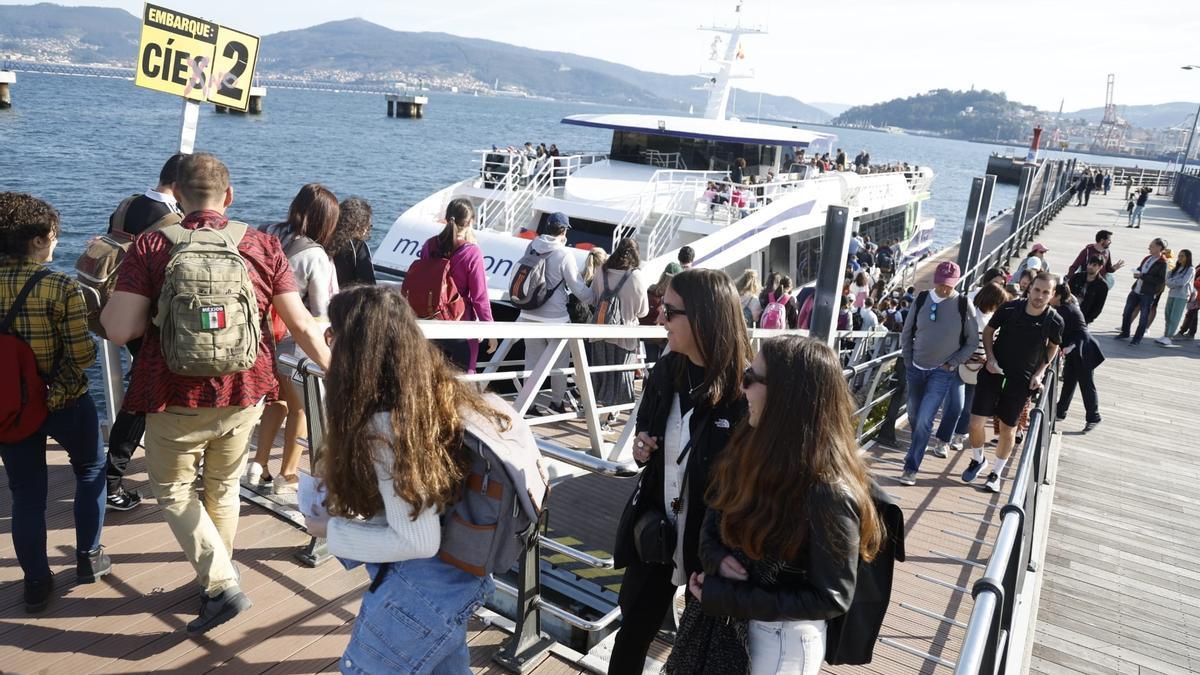 Larguísima cola para coger el barco a Cíes