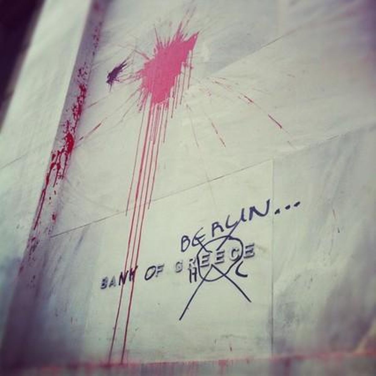 Una pintada simbòlica al Banc Nacional Grec.
