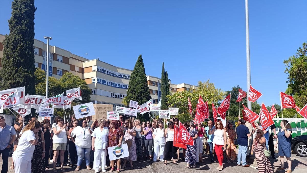 Manifestación de este lunes por la mañana frente a la Residencia Asistida.