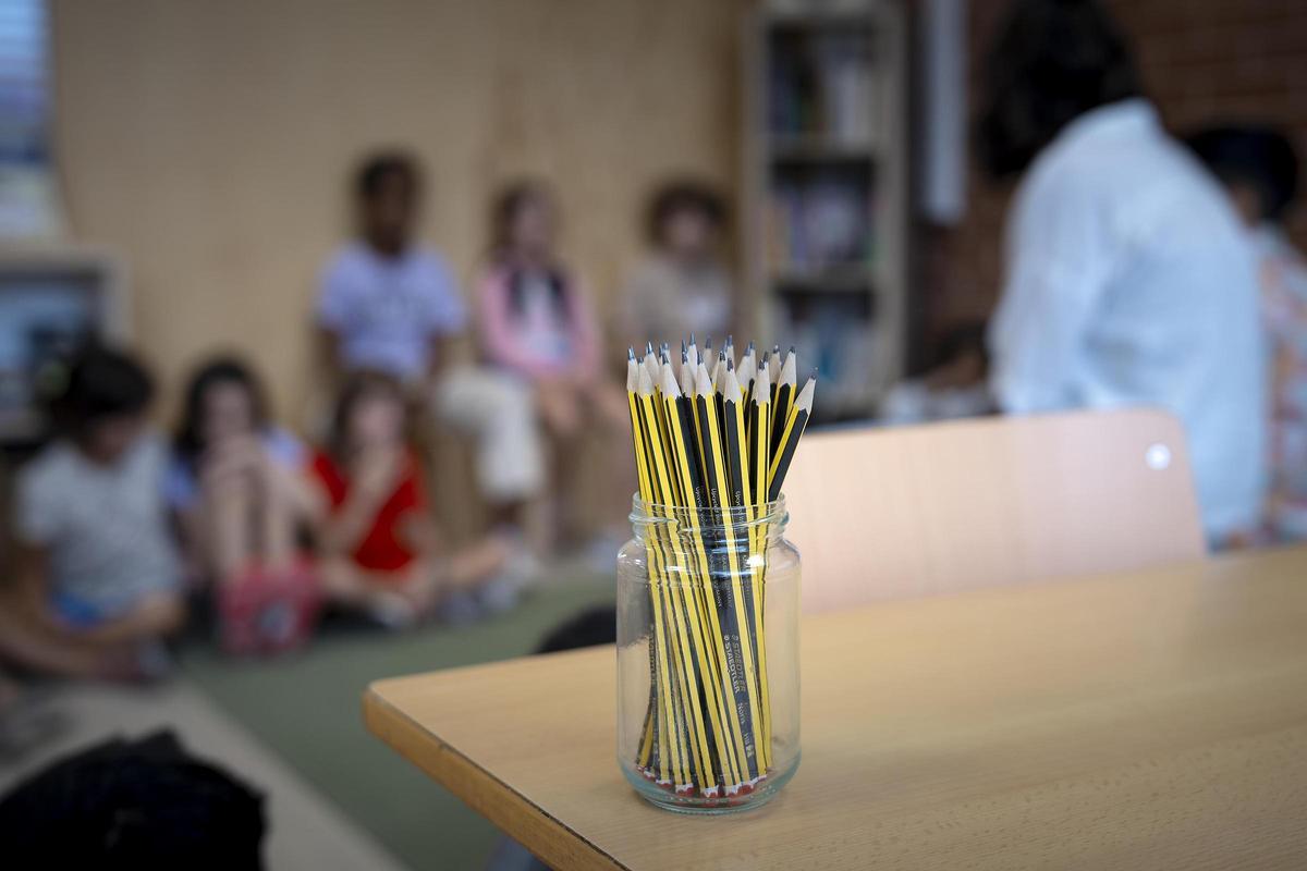 Una maestra imarte clase, en una escuela de Barcelona