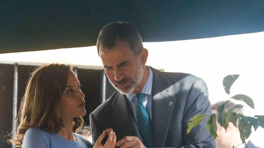 El Rey y doña Letizia con las nueces y el lino de Roberto Carneado, de la Asociación de Vecinos &quot;La Llosa&quot; de Camoca.