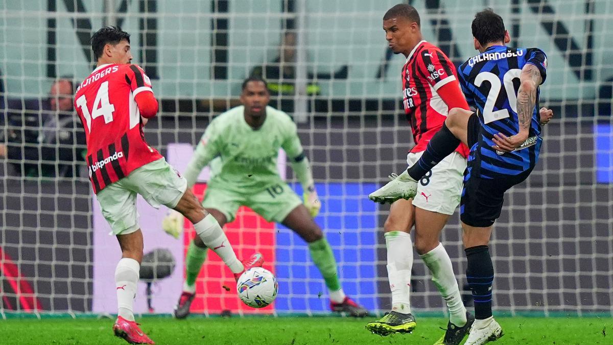 Imagen del choque entre el Milan y el Inter