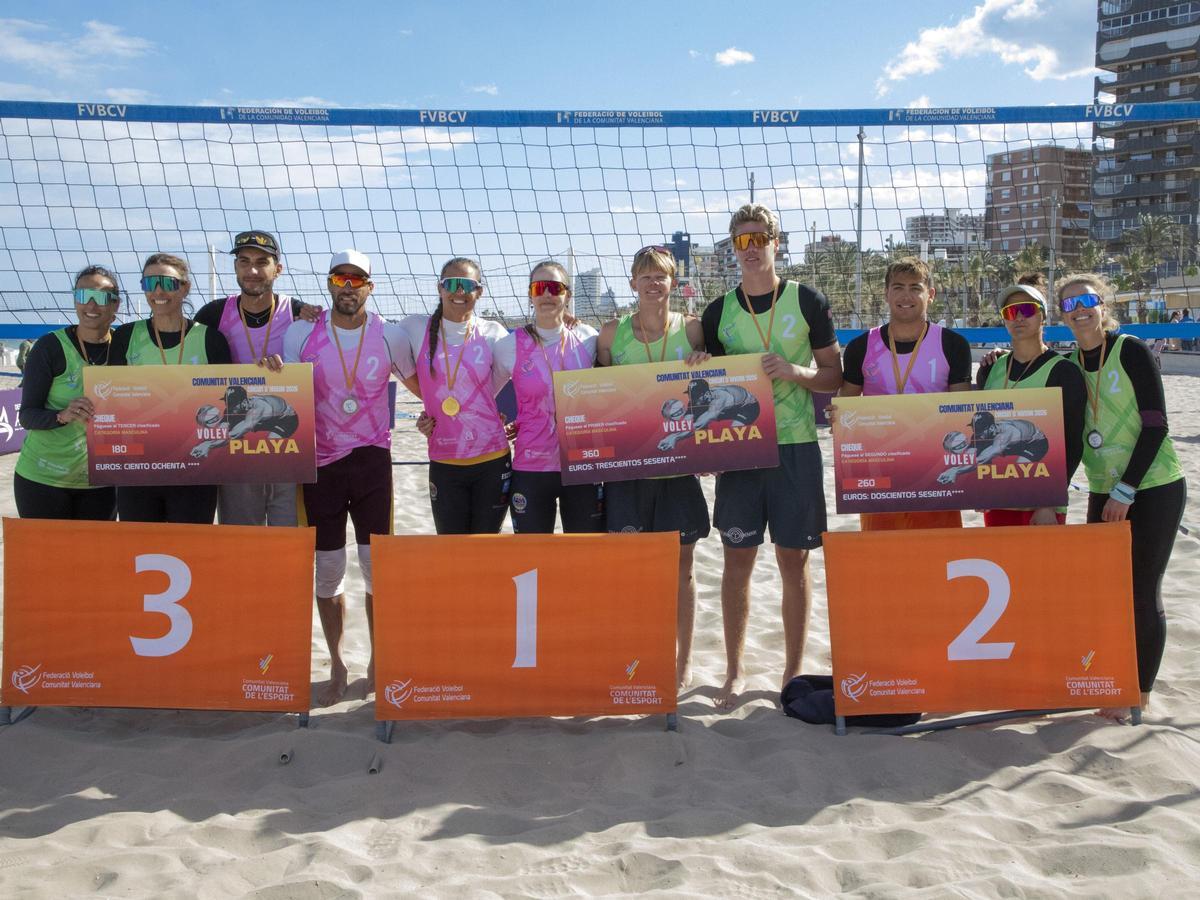 Parejas ganadoras de la final del Circuito de Invierno de vóley playa
