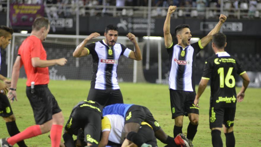 Aketxe conquista al Cartagonova