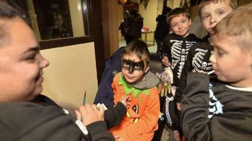 Varios niños celebran Halloween en Villalegre.