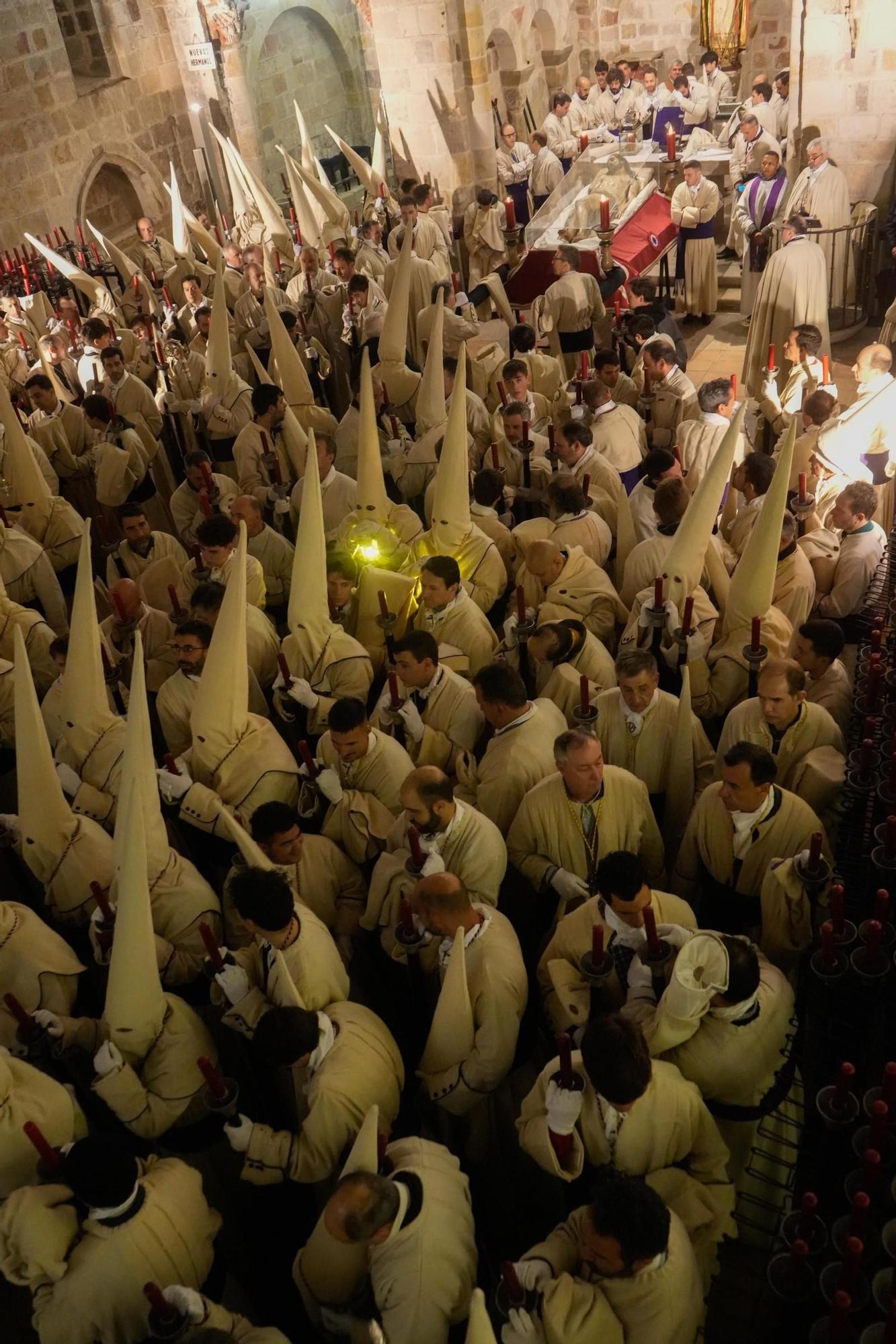 GALERÍA | La procesión del Yacente, en imágenes