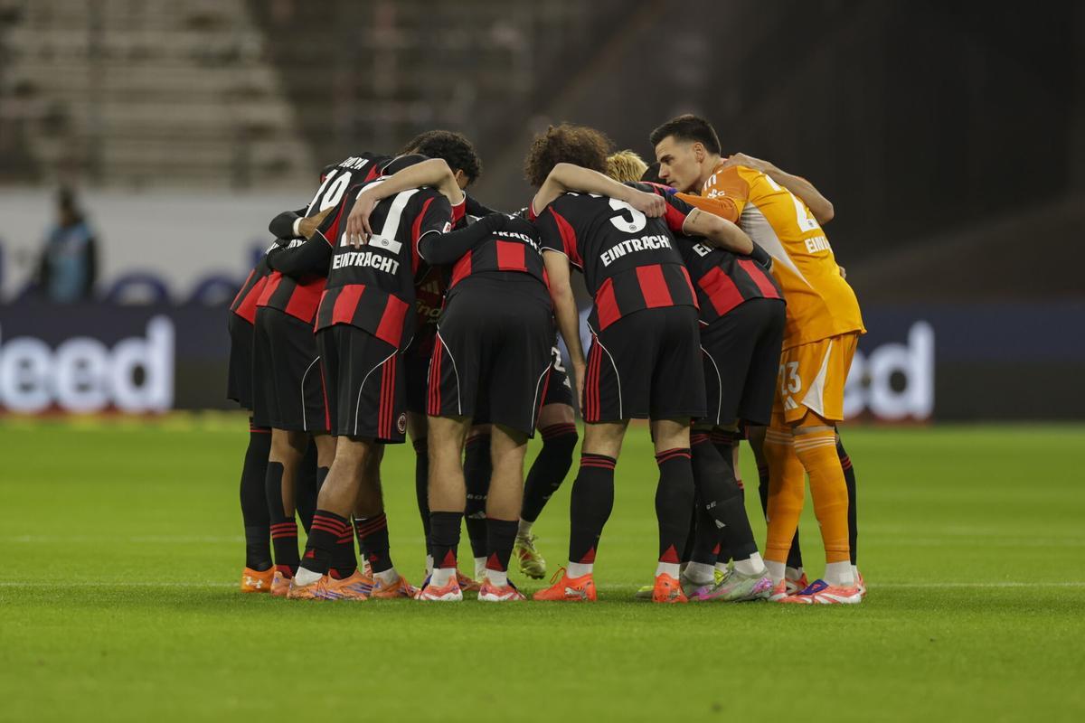 Los jugadores del Eintracht Frankfurt, antes de un partido