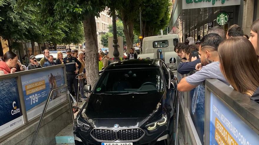 Un conductor ebrio empotra su coche en las escaleras del metro en Valencia pensando que era un aparcamiento
