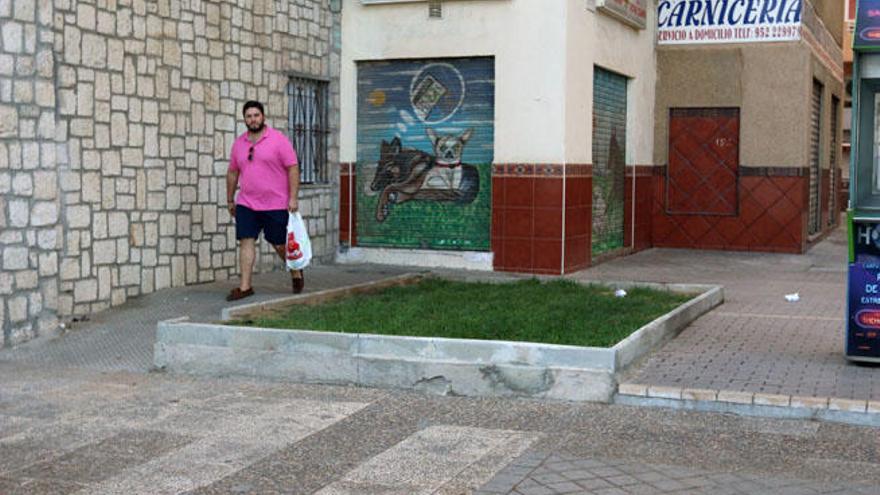 Uno de los parterres sin planta alguna en La Malagueta.